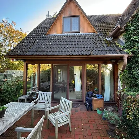 Beautiful House With A Huge Garden Halstenbek